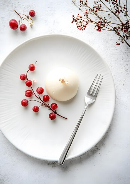 Kolacja przy świecach — talerz z potrawą